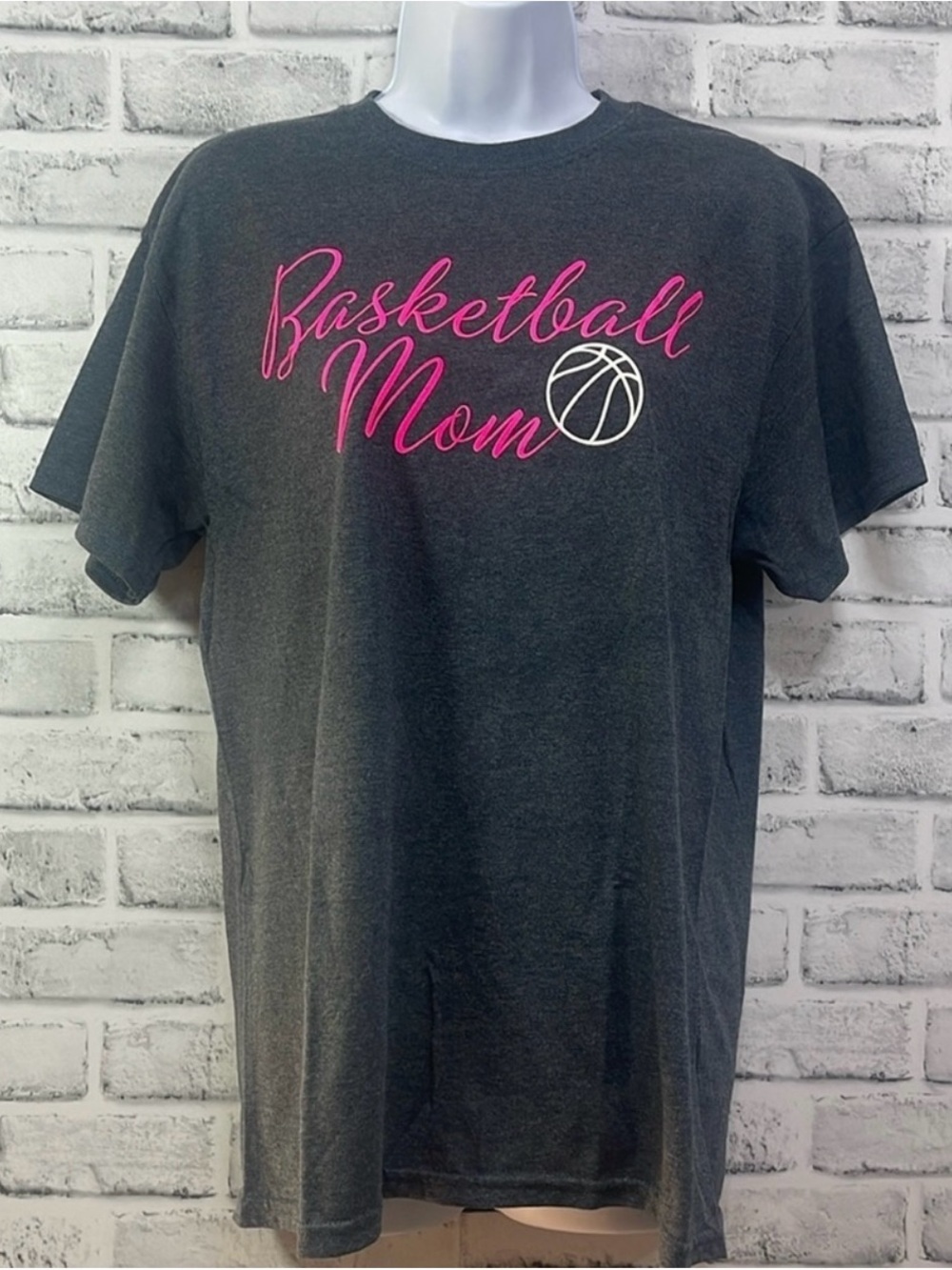Gildan BASKETBALL MOM Graphic T-Shirt NWT size Medium